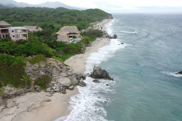 Playa Los Ángeles: Un paraíso de tranquilidad entre la Sierra y el mar Caribe