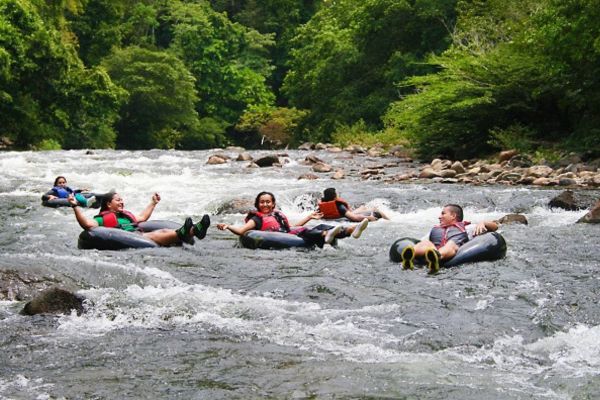 La imperdible experiencia del tubbing, una aventura única en el río. Foto: Cotelco